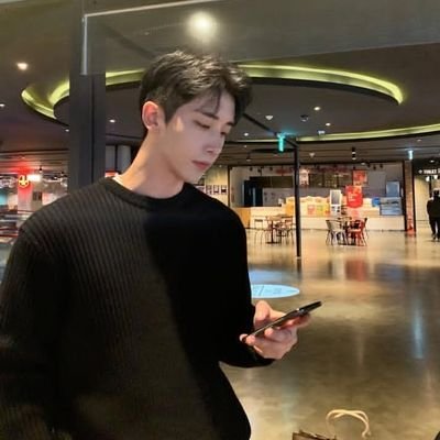 저는 재미있게 놀고 즐기고 관계를 찾고 있으며 사랑하는 강아지와 함께 저녁 식사를 하러 나가는 여행도 좋아합니다.