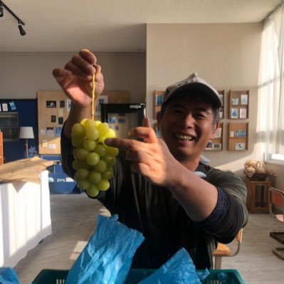鳥取県湯梨浜町の砂丘地帯にあるワインブドウ畑。この土地の気候風土を活かし少しでも美味しいワインを作ろうと試行錯誤中。現在は多品種試験栽培しフィールドブレンドにて混醸しています。砂地は水はけが良く痩せ地なためブドウの樹勢管理をコントロールしやすい特徴があります。 委託醸造にて作ったワインを販売中🍷