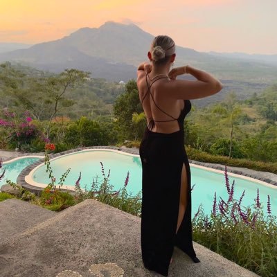 Your dominant queen | Follow my insta TotallyBrowne for daily feet content | For customs, video calls or meet-up sessions, WhatsApp me +447534660369