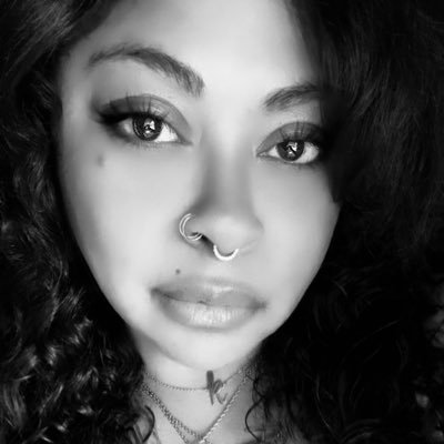 Dark romance poetess | Scriptwriter | Collector of midnight thoughts & forbidden kisses. My words are waiting ↓