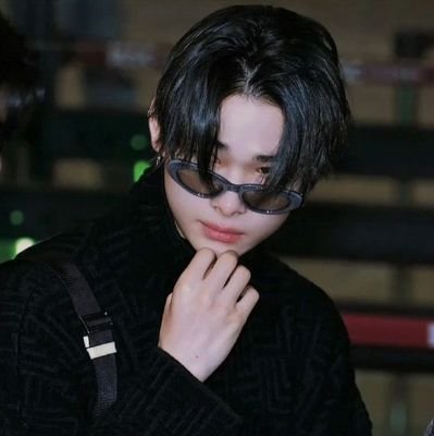 eu e jihoon montados de vampiros lançando o passinho de bh ao som de mtg com o copão de 10 na mão