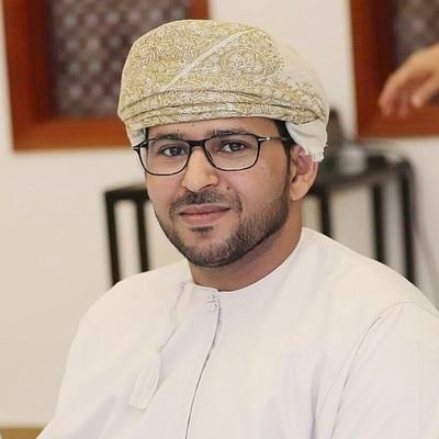 أحياناً نركن العالم بزاوية مهجورة..
ونكتفي بالقهو ☕
