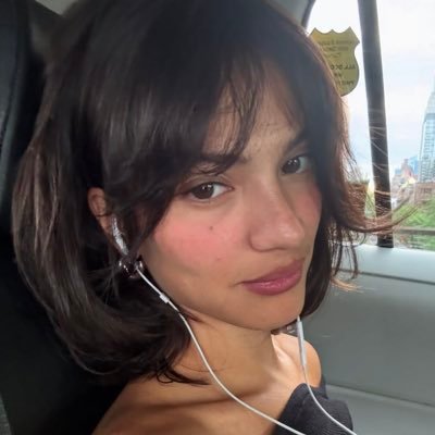 hazvlfox's profile picture. genietto con lo zainetto e studentessa naufragata al dipartimento di lettere 📚🧡 ; 143 🌈