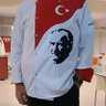 alihanbozkurtt's profile picture. Dik duruşa, görece gelişmiş bir beyine, soyut düşünme yeteneğine, konuşma kabiliyetine sahip olanım ama herşeyden önce.. 

İnsanım...