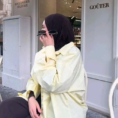 melike_arsln6's profile picture. BJK🦅 Siyah-beyaz • Kafası biraz karışık • Kitap ve kahve 🍂