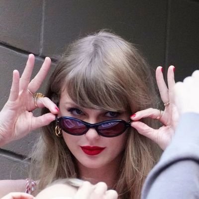 tattoonimaloi_'s profile picture. https://t.co/hHS3Luyf9h  ‘Never take advice from someone who's falling apart’