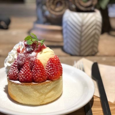 s612139t's profile picture. ひきが強いのでパチ5万発とスロ万枚と自名義チケ最前が年内に来る強欲オタクの壁打ち