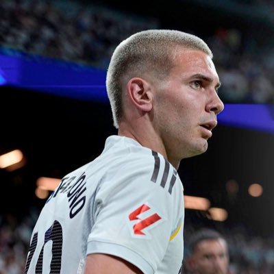 EmilioZamb42810's profile picture. Más madridista que bernabeu. Objetivo.