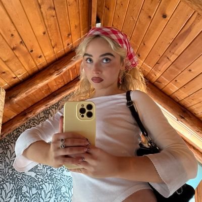 novia (oficial) de bangchan y con flequillo rolinga, taybrinaskz tatuado en el corazon