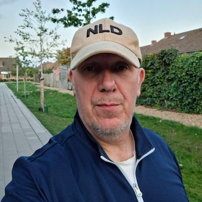 Vrachtwagenchauffeur - Scania - nachtrijder - trotse vader en trotse opa -
11e painfbat Garde Grenadiers
Feyenoord / Motorsport / Wandelen