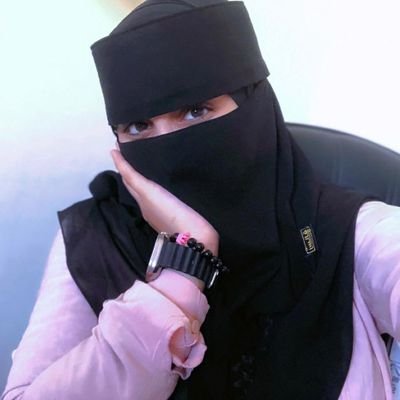 ليست كل المعارك صاخبة
أحيانًا تكون هادئة جدًا
معركة بين قلب يريد البقاء
وعقل يطلب الرحيل
وأنا الان👸
أكتفي بالجلوس في المنتصف
أراقب بصمت
وأدع القرار
779871003
