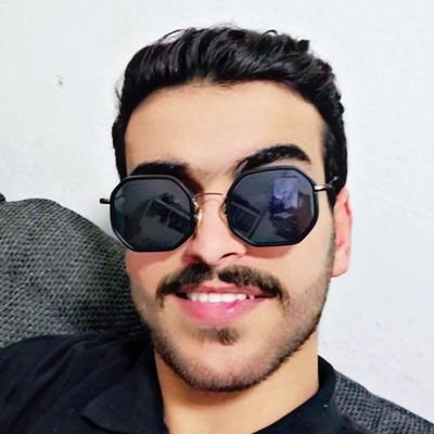 لا تلتفت للدنيا وتروح هيبَّتكْ
وتموت بالحسرة ولو كنت رجال.

-الطــــائـي-🦅👑