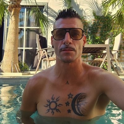 -Más de barrio, q los Columpios.
-Morbo: Me Flipa Besar, Pajear, Zampar Polla y Tragar 💦 lo Hago de Lujo -DM📩.
-Naturaleza & Nudismo.
- 💯% Versátil.