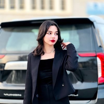 شعرُها القصير شعار الحُرية فعنقها لاتطوِّقه سوى القُبل.
