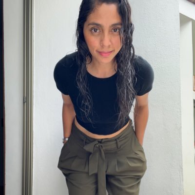 LaChicDeLaFlor's profile picture. 🌹 LaChicaDeLasFlores | Capturando la belleza en cada pétalo, en cada mirada…  Fotografía, arte y  susurros del alma. 📸 | Contenido exclusivo ↓