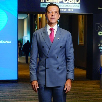 Me apasiona la comunicación estratégica. Ayudo a políticos y empresarios a cómo y cuándo decir el qué.