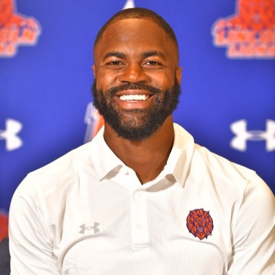 • Wide Receiver Coach Lincoln University • DVU Alumni @DVUfootball Go Aggies 🤘🏾 2017 MAC Champ