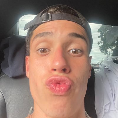 fpizzoll's profile picture. não sei o que estou fazendo aqui😁