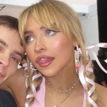 estudante de medicina veterinária, amante de livros e fã da sabrina carpenter