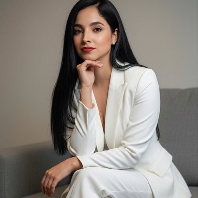 Médico especialista en medicina interna y nutrición. Egresada de la Universidad de Carabobo.