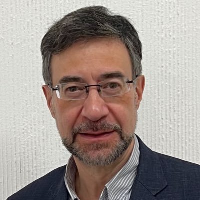 Escritor y académico comprometido con el Estado Constitucional de Derecho. México.