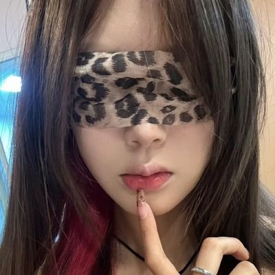 27岁，女，高中老师。重要的事情说三遍：不搞颜色！不搞颜色！不搞颜色！不要发一些有病的照片和话，爱聊聊，不爱聊滚，纯绿！！！