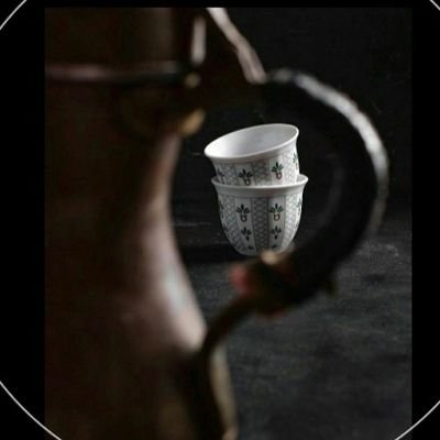 من صب لي من دلته فنجال
صبيت له من خافق الروح دله
ومن ساق لي بطيب قول وفعال
اسوق له الروح والعمر كله.