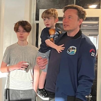 Je suis Kai Musk 🇺🇸, fils d'Elon Musk 🪐, le PDG de Tesla. Je ne dis pas de mal de mon père. Méfiez-vous des imposteurs qui se font passer pour lui.