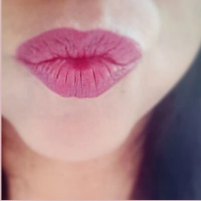 Y un buen día, la niña de los labios rojos, se puso un chaleco de dinamita y salió en busca de quien abrazar. #MartesCacheton #PalabrasBonitas #Tuylasnubes