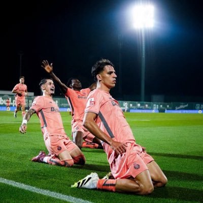 Diz que gosto do @FCPorto | Aprecio muito Sir Lewis Hamilton | Nas horas vagas, digo umas coisas sobre carros rápidos no @Pod_RacingShen. Seremos.