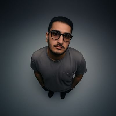 شاید پژوهشگر، تاریخنگار، اندیشمند و فیلسوفِ جویای معنا که درگیر تکنولوژی و هوش مصنوعی هستم.