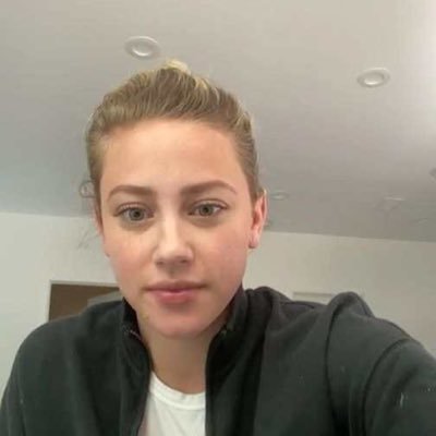 En fait, je n'ai rien de spécial à vous dire je suis à la recherche d'une relation sérieuse😞