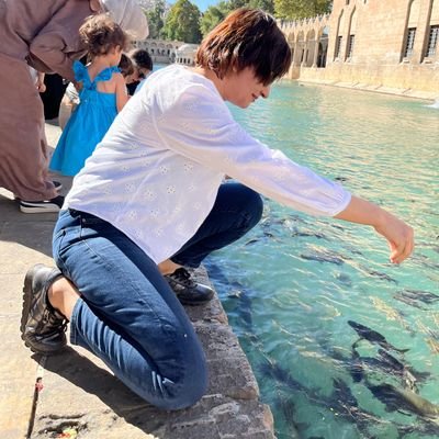 Cehalet deryasındayım.
Yüzme bilmiyorum.
Ve boğuluyorum..