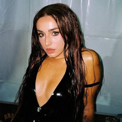 Cantante • Bailarina • MUJER BRUJA • LA NIÑA ANDALUZA • LA DRAGONA • #FreeRol #Parody #FanAccount #Roleplay #Fake • 🏳️🌈 (bi)