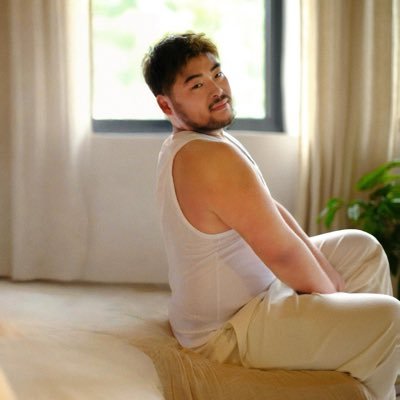 ゲイです。年上の方に惹かれることが多いですが、同年代の方とも仲良くなりたいです。恋人だけでなく、親友のように信頼できる存在に出会えたらいいなと思っています。178-82-43