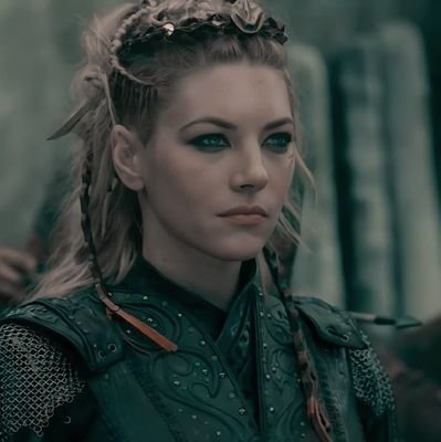 Mit dem Lärm dieser Welt lief ich weit hinaus,Durch das Dickicht hin zu jenem wilden Ort
Der mir zwischen verborgenen Steinen,Seinen Schutz und we
♧fan account♧