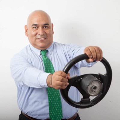 Periodista, columnista, pepenador de likes, sommelier de autos. Chilanpatío con el corazón partío!