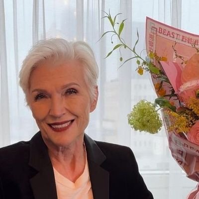 Bestselling International Author of A Woman
Makes
A Plan 📖 Doctor of Dietetics👩🎓
Supermodel😉💃
#ItsGreatToBe76 Manager:
anna@mayemusk.com