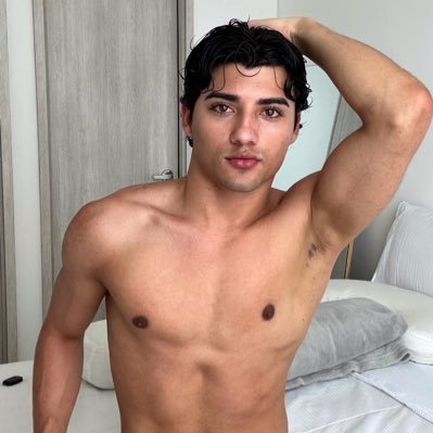 20 | 🌴 Latino twink ☁ Travel | Lifestyle | Naughty ✨ More of me ↓ 🔞