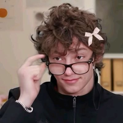 focus rl dulu brodi,
isinya kebanyakan rt / likes, ada sebong, dreamies, thai, f1, gado² pokoknya deh, biasanya kalo ngetweet buat sambat rl