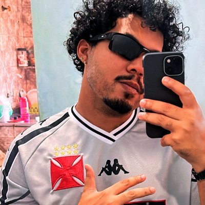 A Foice e o Martelo. Embriaguei-me a noite Encarei dias lúcido E prometi aos céus Que ainda seria próspero. VASCO