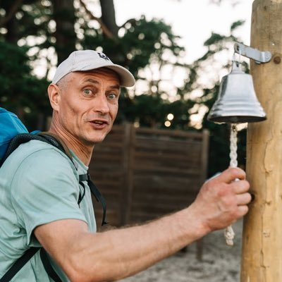 kur ir tā mēraukla, ar ko Tu sveri tautas? vai jābūt puķēm, kas smarźo tikai pļautas?!
