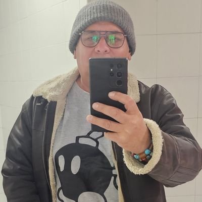 Extrañamente extraño, zurdo, ateo, neurodivergente con TDAH y dilexia, Papá de Nayha y Facundo. Aún creo en los humanos.
Cras est nostrum.
Sic Parvis Magna