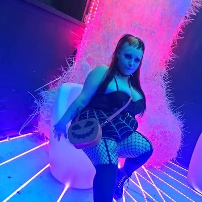 Spooky mom 🦇👻 /Horror movie addict 🔪🩸/Halloween whore/ Satanist/Lover of all things spooky🎃👻/ PTSD fighter/ #mutantfam/ NSFW acc @MeganGoreWhore1 🔪🩸🤪