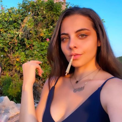 Weed like to share the highs and the lows. 420☘️ Your favorite weed girl💚