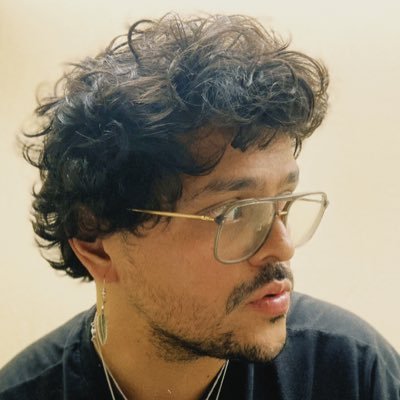 Intolerante a la injusticia, Marica en resistencia, Melómano folclorista y Lector empedernido. Estudiante de periodismo.