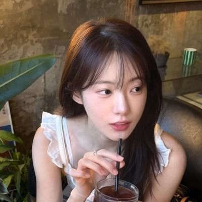 𓏲˚ ۪ ❤︎⊹. ݁ 나는 우주소녀의 보컬 루다예요! 귀여운 비주얼과 밝은 에너지로 많은 사랑을 받고 있어요. 작은 체구지만 무대에서는 강한 존재감을 보여줘요! ⃝˳♡