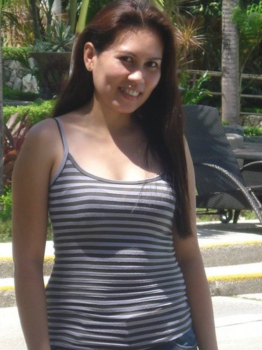 simple gurl....loves to travel,funny to be with... and married.