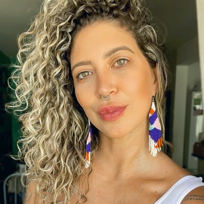 chegada de alguns, coritibana, crossfiter, voleifã, bebedora de vinho, mãe de adolescente q mesmo estando errada, está sempre certa. E totalmente antifascista!