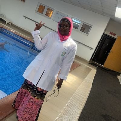 A dentist, A shoe 👠 and kitchen utensils vendor, jovial, hate lies ,chubby and a black Queen ❤❤❤proudly Muslimah❤❤❤